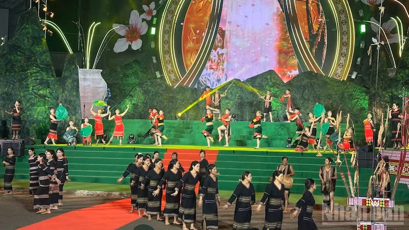 Chương trình nghệ thuật Măng Đen - Sắc hồng giữa đại ngàn.