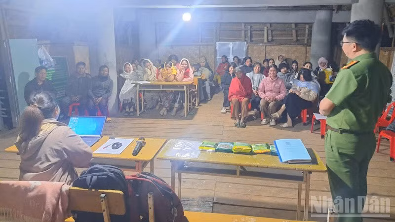 Lực lượng Công an xã Đăk Ui tuyên truyền, vận động người dân giao nộp vũ khí, vật liệu nổ, công cụ hỗ trợ.