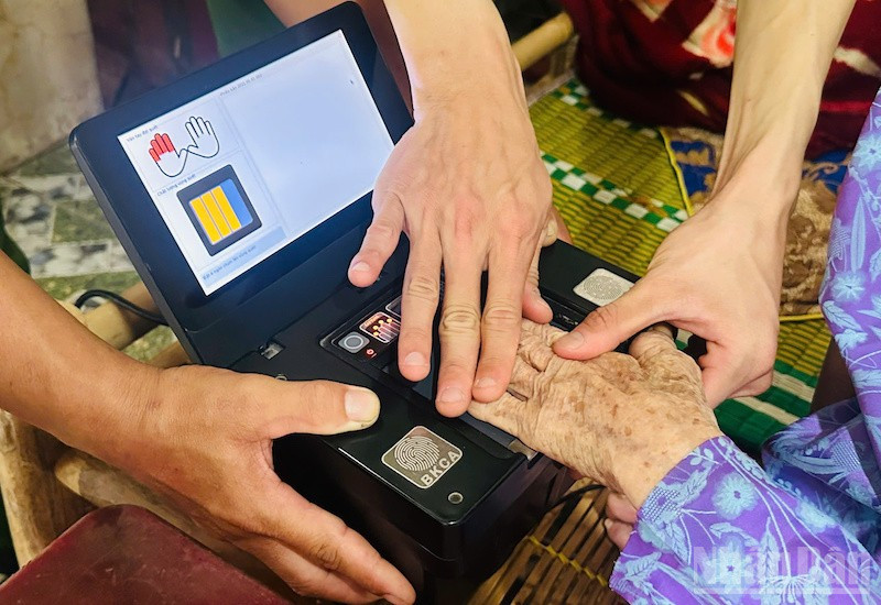 Hỗ trợ người yếu thế làm căn cước công dân là nhiệm vụ đặc thù khó khăn hơn. ndo_br_ca3.jpg