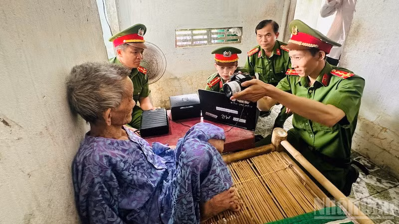 Những ngày cuối tuần, cán bộ, chiến sĩ Công an xã Nghĩa Hành phục vụ nhân dân theo yêu cầu công việc thực tế ở cơ sở.