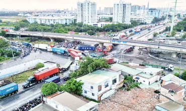 Tiến độ thi công nút giao Mỹ Thủy (thành phố Thủ Đức) ỳ ạch nhiều năm liền, ảnh hưởng đến lưu thông. (Ảnh THẾ ANH)