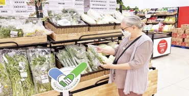 Người tiêu dùng chọn mua rau sạch đạt chứng nhận “Tick xanh trách nhiệm” trong một siêu thị SatraMart ở Quận 6.