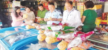 Lực lượng quản lý thị trường thành phố Cần Thơ kiểm tra một cơ sở kinh doanh trên địa bàn.