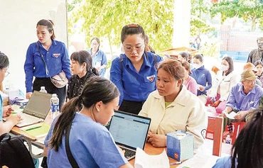 Khám, chữa bệnh, cấp phát thuốc miễn phí cho người dân vùng sâu, vùng xa trên địa bàn. (Ảnh KHOA CHƯƠNG)