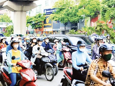 Hà Nội đang thực hiện nhiều giải pháp để chuyển đổi xe máy chạy xăng sang phương tiện xanh trong Vành đai 1. (Ảnh THANH HẢI)