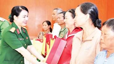Lãnh đạo Ban Phụ nữ Quân đội trao 100 suất quà tặng gia đình chính sách ở xã Hòn Đất.