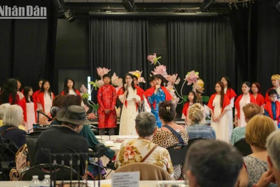 Dàn hợp xướng trường Olympia đến từ Việt Nam mang những làn điệu dân ca sâu lắng giới thiệu tới bạn bè Pháp.