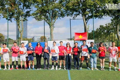 [Ảnh] Khai mạc Giải bóng đá thanh niên sinh viên Việt Nam tại Pháp