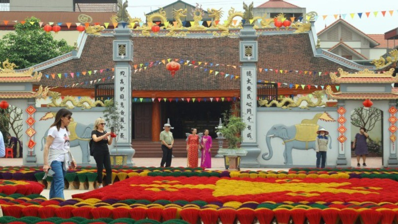 Khách du lịch đến thăm làng hương Quảng Phú Cầu, huyện Ứng Hòa, Hà Nội. (Ảnh: GIANG NAM)