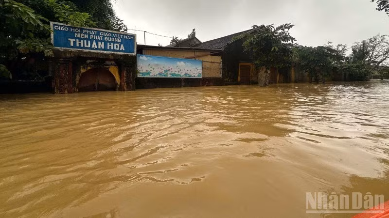 Nhiều địa phương tại thành phố Huế ngập nặng do mưa lũ. (Ảnh: QUANG TIẾN)