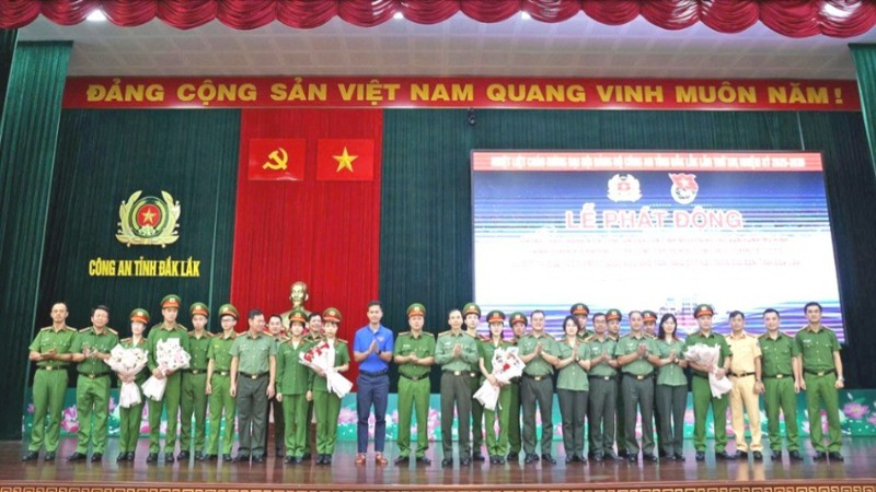 Công an tỉnh Đắk Lắk ra mắt Đội hình tình nguyện hỗ trợ vận hành mô hình chính quyền địa phương 2 cấp. (Ảnh: TUẤN HẢI)