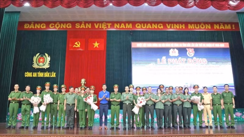 Công an tỉnh Đắk Lắk ra mắt Đội hình tình nguyện hỗ trợ vận hành mô hình chính quyền địa phương 2 cấp. (Ảnh: TUẤN HẢI)