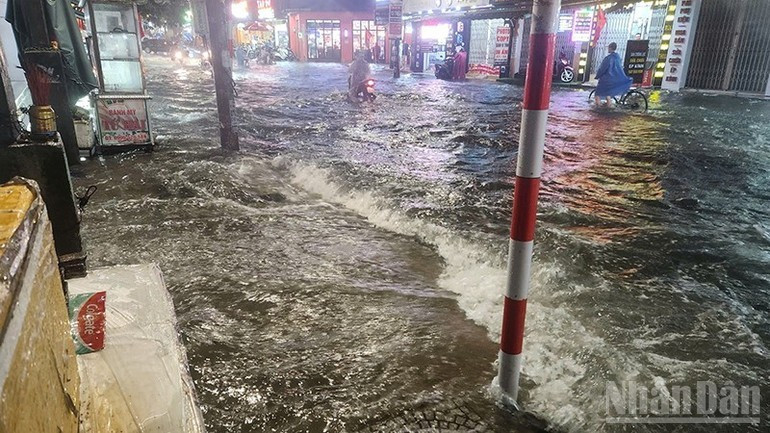 Tối 5/7, Đà Nẵng ngập cục bộ do mưa lớn trong nhiều giờ. (Ảnh: THANH TÂM)