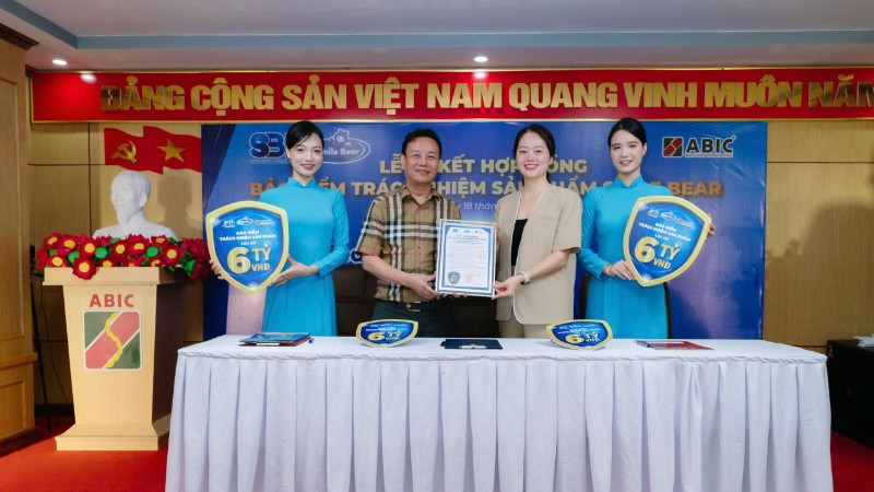 Giám đốc Bảo hiểm Agribank chi nhánh Thăng Long Nguyễn Mạnh Cường trao Chứng nhận bảo hiểm trách nhiệm sản phẩm cho Chủ tịch HĐQT Công ty cổ phần Tập đoàn SBI Lương Thị Thái Ninh.