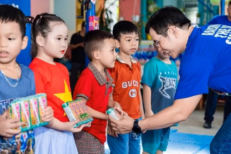 Chị Hằng chú Cuội, đèn lồng lung linh, tiếng trống lân náo nức, chiếc bánh trung thu ngọt ngào, hộp sữa mát lành, … tất cả tạo nên ký ức tuổi thơ khó quên. Nhưng món quà quý giá hơn cả chính là sự quan tâm, là vòng tay yêu thương và sự khích lệ để các em nuôi dưỡng những giấc mơ đẹp của mình.