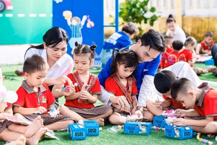 Sân trường rộn rã tiếng cười, những trò chơi sôi động, những bàn tay bé xíu khéo léo tô màu, vẽ nên bức tranh thơ trẻ, tô nên những ước mơ.