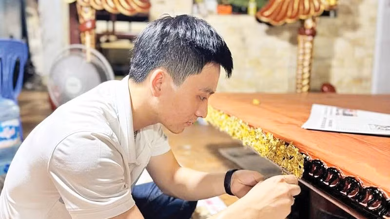 Nguyễn Phú Chiến tìm thị trường cho sản phẩm truyền thống qua mạng xã hội.