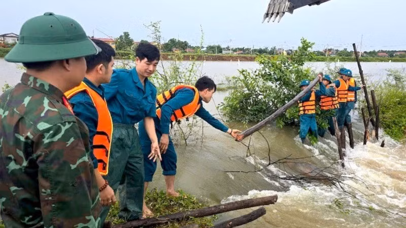 Bộ Chỉ huy Quân sự thành phố Huế đã thành lập hai đoàn công tác trực tiếp về các địa phương bị ảnh hưởng nặng để giúp người dân ứng phó, khắc phục hậu quả. (Ảnh: HOÀNG OANH)