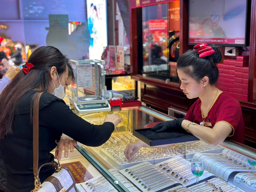 Thực tế, vàng luôn được xem là phương tiện thanh toán, tích trữ và là của để dành, là “trụ đỡ” cho niềm tin tài chính của nhiều người dân. (Ảnh Minh Phương)