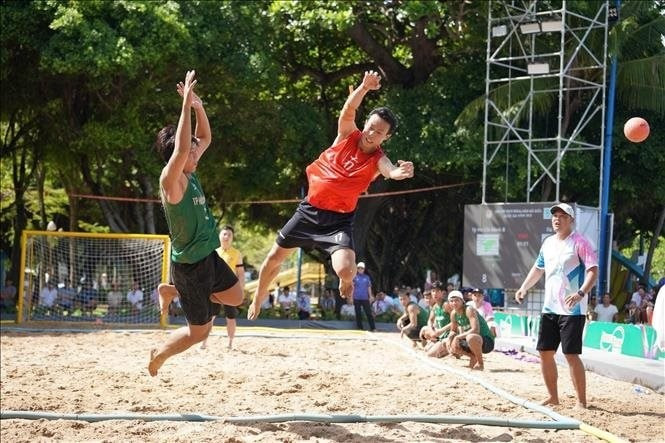 Các cầu thủ nam tranh tài tại Giải vô địch bóng ném bãi biển quốc gia 2025.