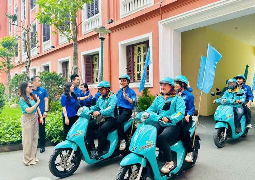 Đoàn xe tuyên truyền về phong trào “Bình dân học vụ số” lưu động, các hoạt động chuyển đổi số cộng đồng. (Ảnh Bảo Lâm)