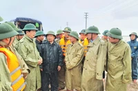 Phó Thủ tướng Mai Văn Chính kiểm tra tình hình ứng phó mưa lũ tại Vũng Áng.