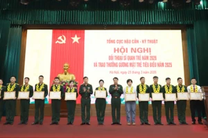 Lãnh đạo Tổng cục Hậu cần-Kỹ thuật trao thưởng tặng 13 Gương mặt trẻ tiêu biểu năm 2025.