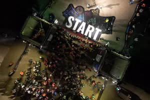 Hàng nghìn vận động viên chạy bộ tập trung tại vạch xuất phát của Dalat Ultra Trail 2026.