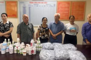 Các đối tượng cùng số thuốc hóa dược, tân dược và sản phẩm thuốc Đông y. (Ảnh: Công an Thành phố Hà Nội)