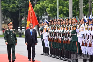 Đại tướng Phan Văn Giang, Ủy viên Bộ Chính trị, Phó Bí thư Quân ủy Trung ương, Phó Thủ tướng Chính phủ, Bộ trưởng Quốc phòng và Ngài Dato’ Seri Mohamed Khaled bin Nordin, Bộ trưởng Quốc phòng Malaysia duyệt Đội danh dự Quân đội nhân dân Việt Nam. (Ảnh: THẾ ĐẠI)