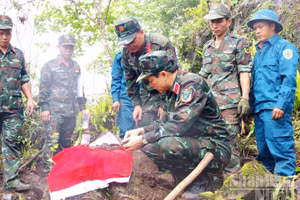 Thiếu tướng Nguyễn Hồng Thái, Phó Chính ủy Quân khu 2, Trưởng Ban chỉ đạo Quân khu 2 về tìm kiếm, quy tập và xác định danh tính hài cốt liệt sĩ kiểm tra, chỉ đạo công tác tìm kiếm, quy tập hài cốt liệt sĩ. (Ảnh: HOÀNG TRUNG)