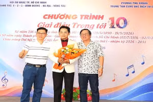 Nhạc sĩ Lê Bá Thường (bên trái) và ca sĩ Nguyễn Hân (đứng giữa) trong Chương trình âm nhạc “Giai điệu trong tôi” lần thứ 10 của Hội Âm Nhạc Thành phố Hồ Chí Minh.