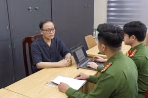 Bị can Vũ Minh Châu làm việc với cơ quan điều tra.