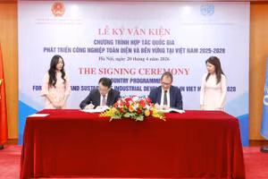 Thứ trưởng Tài chính Trần Quốc Phương và ông Gerd Müller, Tổng Giám đốc UNIDO ký văn kiện Chương trình Hợp tác quốc gia. (Ảnh: thoibaotaichinhvietnam.vn)