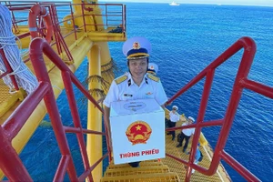 Cán bộ chiến sĩ Vùng 2 Hải Quân mang hòm phiếu lên nhà giàn chuẩn bị cho công tác bầu cử. (Ảnh nhandan.vn)