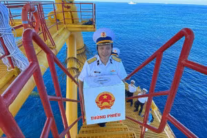 Cán bộ chiến sĩ Vùng 2 Hải Quân mang hòm phiếu lên nhà giàn chuẩn bị cho công tác bầu cử. (Ảnh nhandan.vn)