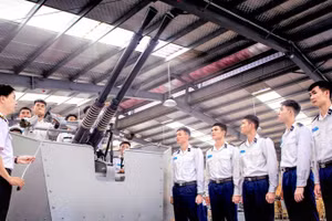 Giảng viên Khoa Tên lửa-Pháo tàu, Học viện Hải Quân huấn luyện thực hành pháo tàu. (Ảnh: NINH CƠ)