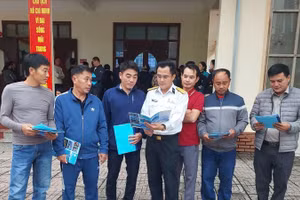 Cán bộ Hải đội 137 tuyên truyền chống khai thác hải sản bất hợp pháp, không báo cáo và không theo quy định cho ngư dân.