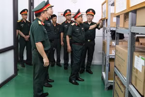 Trung tướng Trần Minh Đức, Chủ nhiệm Tổng cục Hậu cần-Kỹ thuật kiểm tra kho thuốc thuộc Kho Hậu cần tổng hợp, Cục Hậu cần-Kỹ thuật Quân khu 3.