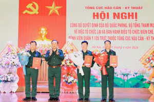 Thiếu tướng Phùng Ngọc Sơn trao quyết định điều động, bổ nhiệm cho cán bộ.