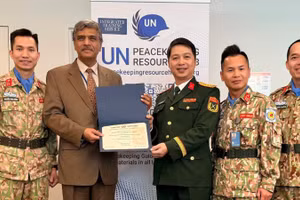 Ông Harinder Sood, Trưởng Cơ quan Huấn luyện tích hợp (ITS), trao chứng nhận Khóa huấn luyện UNSOC của Cục Gìn giữ hòa bình Việt Nam đạt chuẩn huấn luyện tiền triển khai của Liên hợp quốc. 