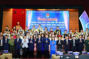 Các đồng chí đại diện lãnh đạo Trung ương Đoàn, Đảng ủy, Đoàn Thanh niên các cơ quan Trung ương và 40 cá nhân tiêu biểu được tuyên dương tại buổi lễ. 