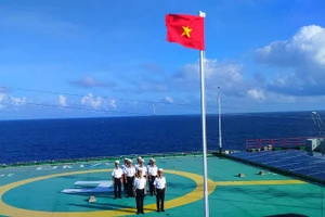 Chào cờ đầu tuần trên nhà giàn DK1.