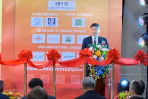 Tiến sĩ, bác sĩ Vũ Mạnh Hà, Thứ trưởng thường trực Y tế, đọc diễn văn khai mạc triển lãm. (Ảnh: KHẮC KIÊN)