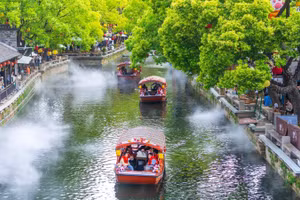 Du khách dạo chơi tại một điểm du lịch ở thành phố Vô Tích, tỉnh Giang Tô, Trung Quốc. (Ảnh: Tân Hoa xã)