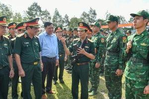 Đại tướng Nguyễn Tân Cương kiểm tra, động viên lực lượng tham gia lễ ra quân huấn luyện.