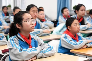 Học sinh lớp 6 ở trường tiểu học số 1 quận Bình Cốc, thành phố Bắc Kinh đi học buổi đầu tiên sau kỳ nghỉ Tết Nguyên đán Bính Ngọ 2026. (Ảnh: Tân Hoa xã)