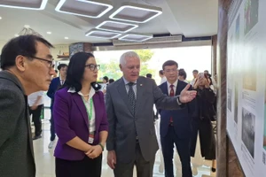 Ông Marcos Antonio Bednarski, Đại sứ Argentina tại Việt Nam, giới thiệu những thành tựu nông nghiệp của Argentina với các đại biểu tham dự triển lãm. (Ảnh: KHẮC KIÊN) 