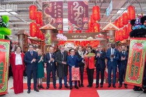 Tuần hàng Việt Nam là hoạt động thường xuyên được tổ chức tại các siêu thị của Pháp, góp phần củng cố niềm tin cho các nhà phân phối tại địa phương, cũng như khẳng định năng lực cung ứng và uy tín của doanh nghiệp Việt Nam. (Ảnh: MINH DUY)