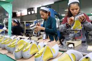 Bên trong một nhà máy sản xuất giày dép tại Phnom Penh (Ảnh: Khmer Times)